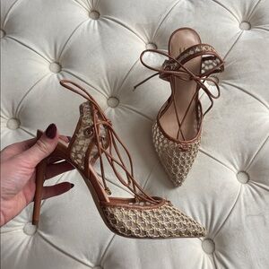 NEW Woven cream & brown Heel